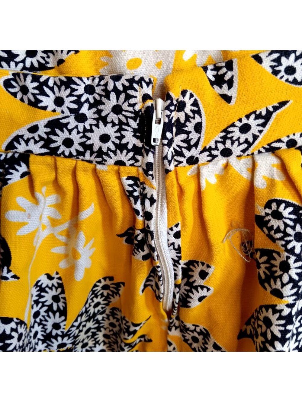 True Vintage Skirt 25" 25W 1970's sz 10 True VTG 70s SUNFLOWER PRINT YELLOW MINI
